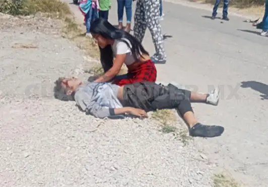 Se impactan de frente al intentar rebasar a Renault Se impactan de frente al intentar rebasar a Renault