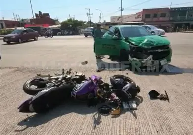 Sale proyectado motorista al chocar en taxi