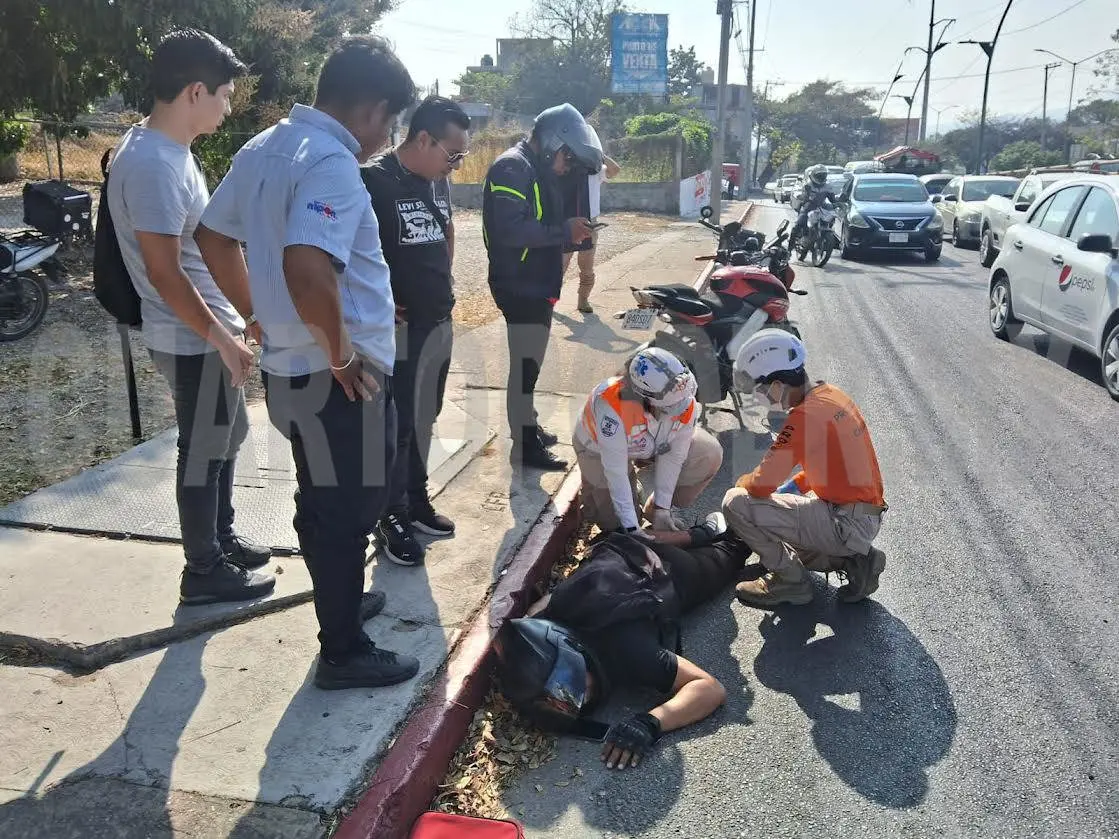 Queda tendido y herido motorista tras ser impactado