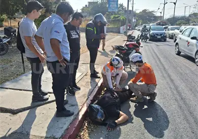 Queda tendido y herido motorista tras ser impactado