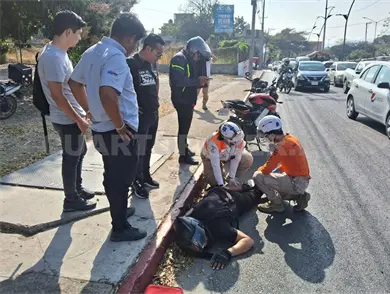 Queda tendido y herido motorista tras ser impactado Queda tendido y herido motorista tras ser impactado