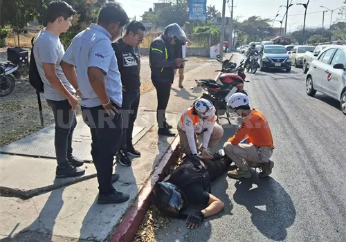 Queda tendido y herido motorista tras ser impactado Queda tendido y herido motorista tras ser impactado