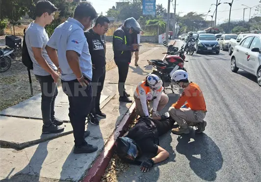 Queda tendido y herido motorista tras ser impactado
