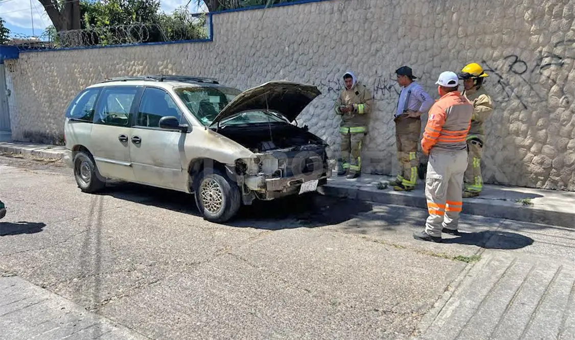 De repente del motor de la camioneta familiar comenzó a salir humo. Juan Orel / CP