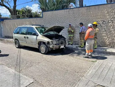 Cortocircuito inicia fuego en motor de camioneta familiar Cortocircuito inicia fuego en motor de camioneta familiar