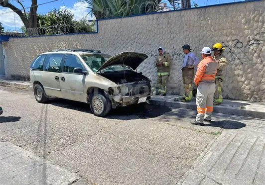 Cortocircuito inicia fuego en motor de camioneta familiar