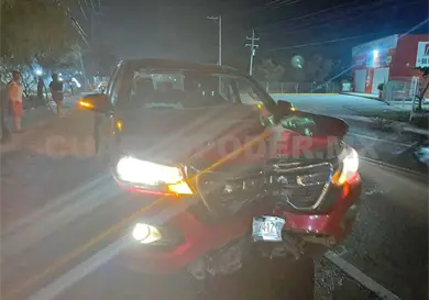 En loca carrera derriba alumbrado p&uacute;blico y poste