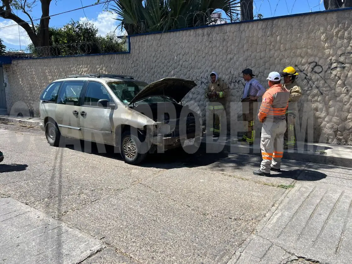 Cortocircuito inicia fuego en motor de camioneta familiar