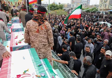 Realizan funeral masivo de 165 ni&ntilde;as y maestros