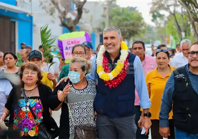 Inaugura m&aacute;s de 440 metros lineales de pavimentaci&oacute;n
