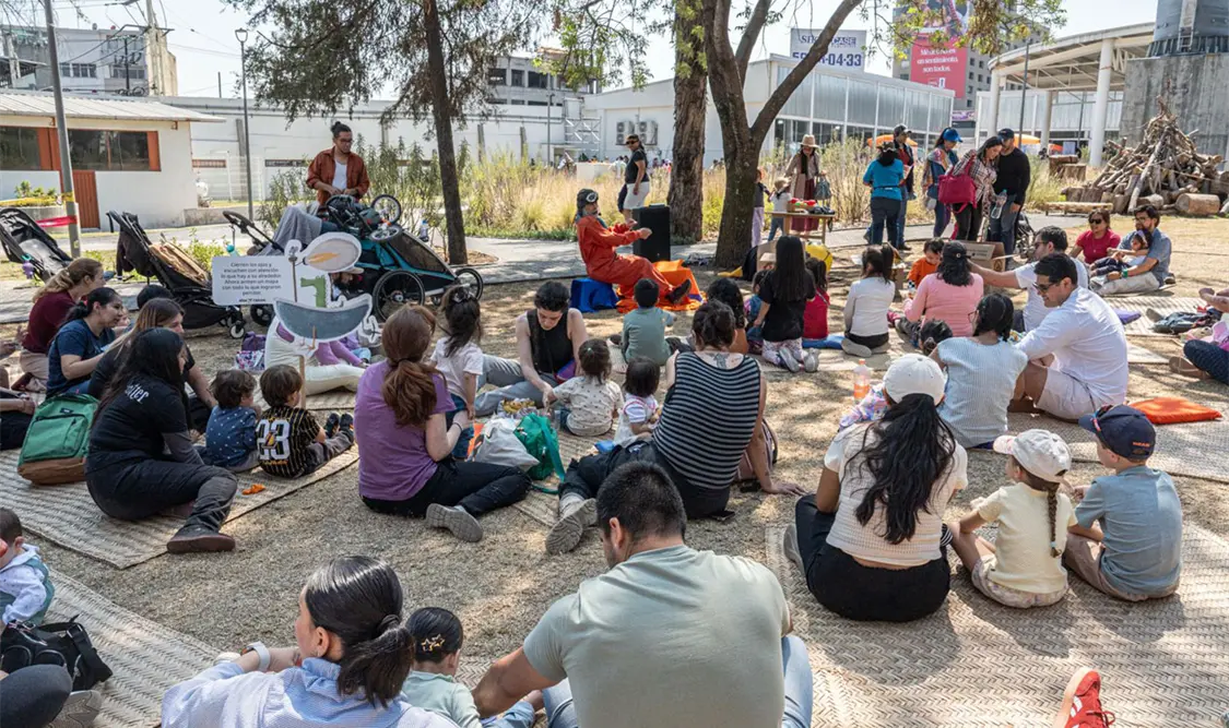 Familias vivieron un fin de semana en el que el juego y la imaginación transformaron los espacios del Pabellón de Cultura Comunitaria. Cortesía