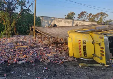 Vuelca tr&aacute;iler cervecero en Curva del Diablo