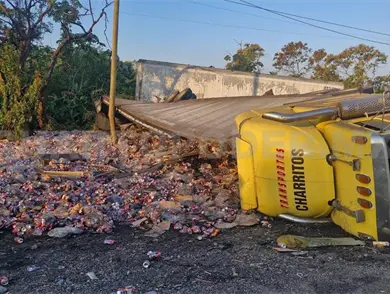 Vuelca tráiler cervecero en Curva del Diablo Vuelca tráiler cervecero en Curva del Diablo