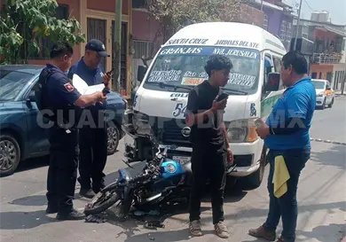 Se estrella colectivo contra motociclista en cruce de calles