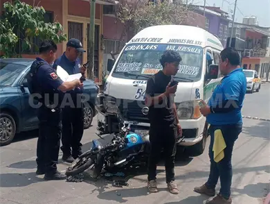 Se estrella colectivo contra motociclista en cruce de calles Se estrella colectivo contra motociclista en cruce de calles