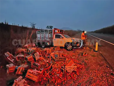 Estaquitas de comerciante se sale de vía de cuota Estaquitas de comerciante se sale de vía de cuota