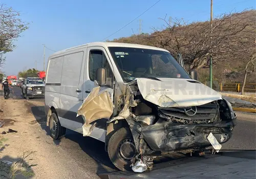 Se estampa veloz Sprinter contra estructura fija Se estampa veloz Sprinter contra estructura fija