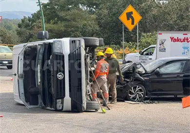 Volcadura de Van salda con ocho turistas heridos