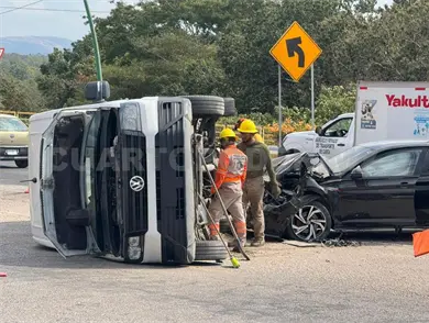 Volcadura de Van salda con ocho turistas heridos