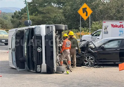 Volcadura de Van salda con ocho turistas heridos