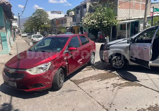 Colisionan en cruce de calles de barrio Colisionan en cruce de calles de barrio
