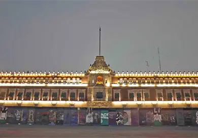 Previo al 8M, blindan Palacio Nacional