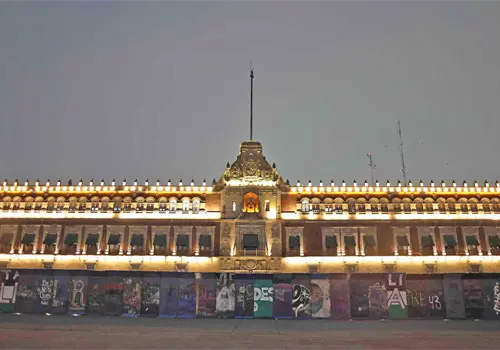Previo al 8M, blindan Palacio Nacional