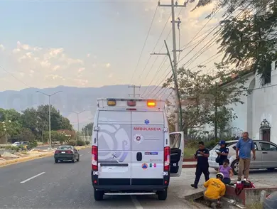 Derrapa pareja que iba en motocicleta y sufre lesiones