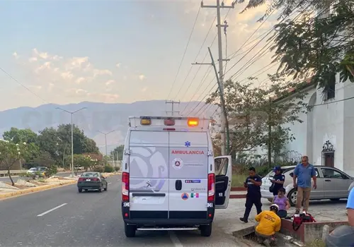 Derrapa pareja que iba en motocicleta y sufre lesiones