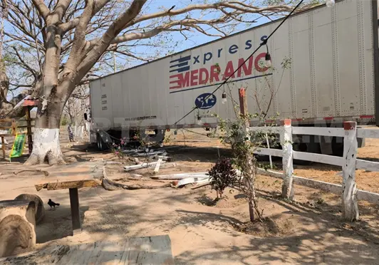 Se estampa tr&aacute;iler sin control contra un restaurante