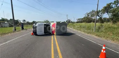 Volcadura de veh&iacute;culo repartidor salda con da&ntilde;os