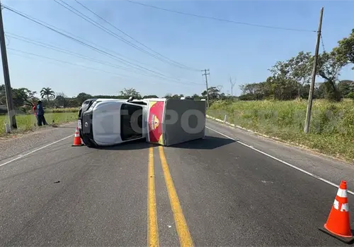 Volcadura de veh&iacute;culo repartidor salda con da&ntilde;os