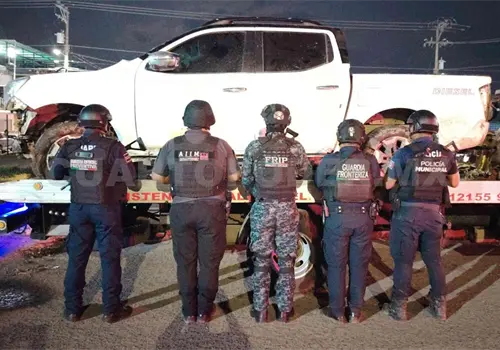 Tras persecuci&oacute;n aseguran camioneta con droga y arma