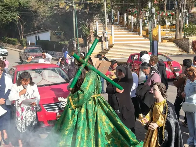 Realizan tradicional viacrucis