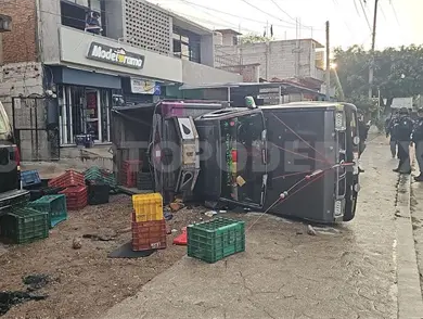 Vuelca y derriba anuncio por pavimento mojado