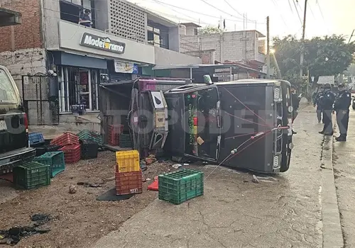 Vuelca y derriba anuncio por pavimento mojado