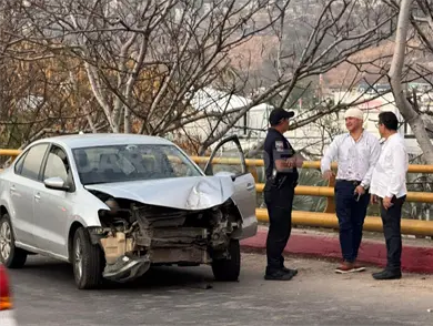 Se estrella contra muro de contenci&oacute;n