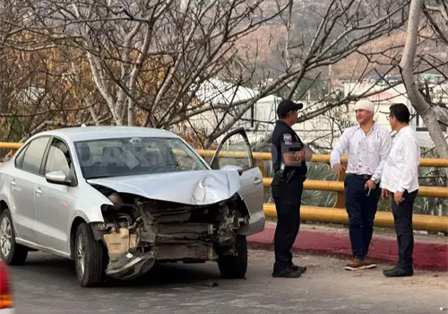 Se estrella contra muro de contenci&oacute;n