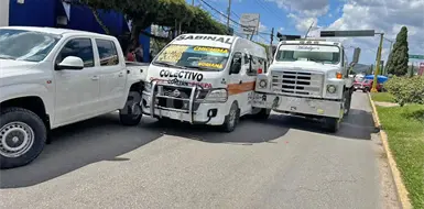Combi quiso pasar entre dos veh&iacute;culos y provoca carambola