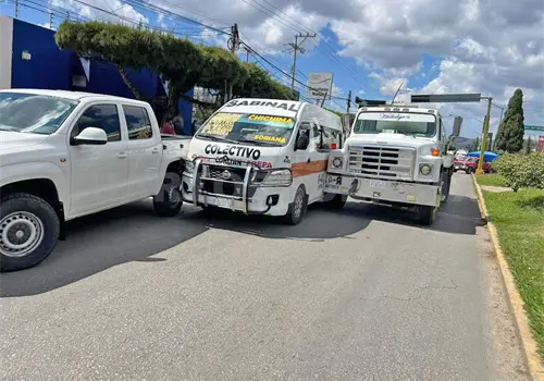 Combi quiso pasar entre dos veh&iacute;culos y provoca carambola