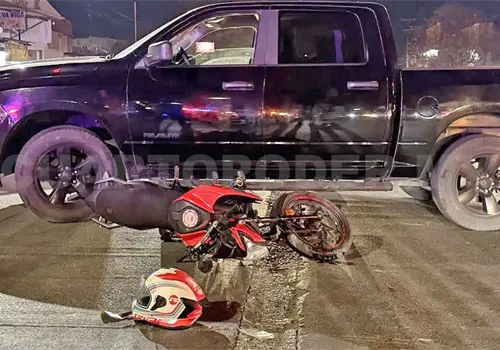 Por semaforazo, se impactan en camioneta