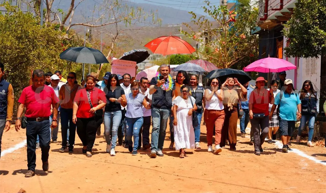 Los beneficiados recibieron con alegría al alcalde tuxtleco, Ángel Torres. Cortesía