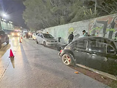 Colisiona Sed&aacute;n contra veh&iacute;culos estacionados