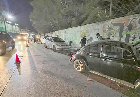 Colisiona Sed&aacute;n contra veh&iacute;culos estacionados