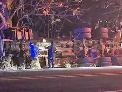 Vuelca pipa de Pemex rumbo a Puerto Madero