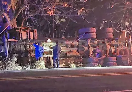 Vuelca pipa de Pemex rumbo a Puerto Madero