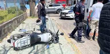 Se estrella motocicleta en Nissan por ir en ciclov&iacute;a