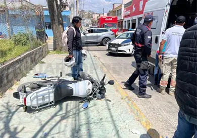 Se estrella motocicleta en Nissan por ir en ciclov&iacute;a