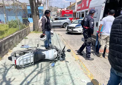 Se estrella motocicleta en Nissan por ir en ciclov&iacute;a