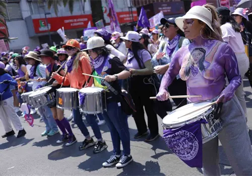 Miles de mujeres marchan en la capital